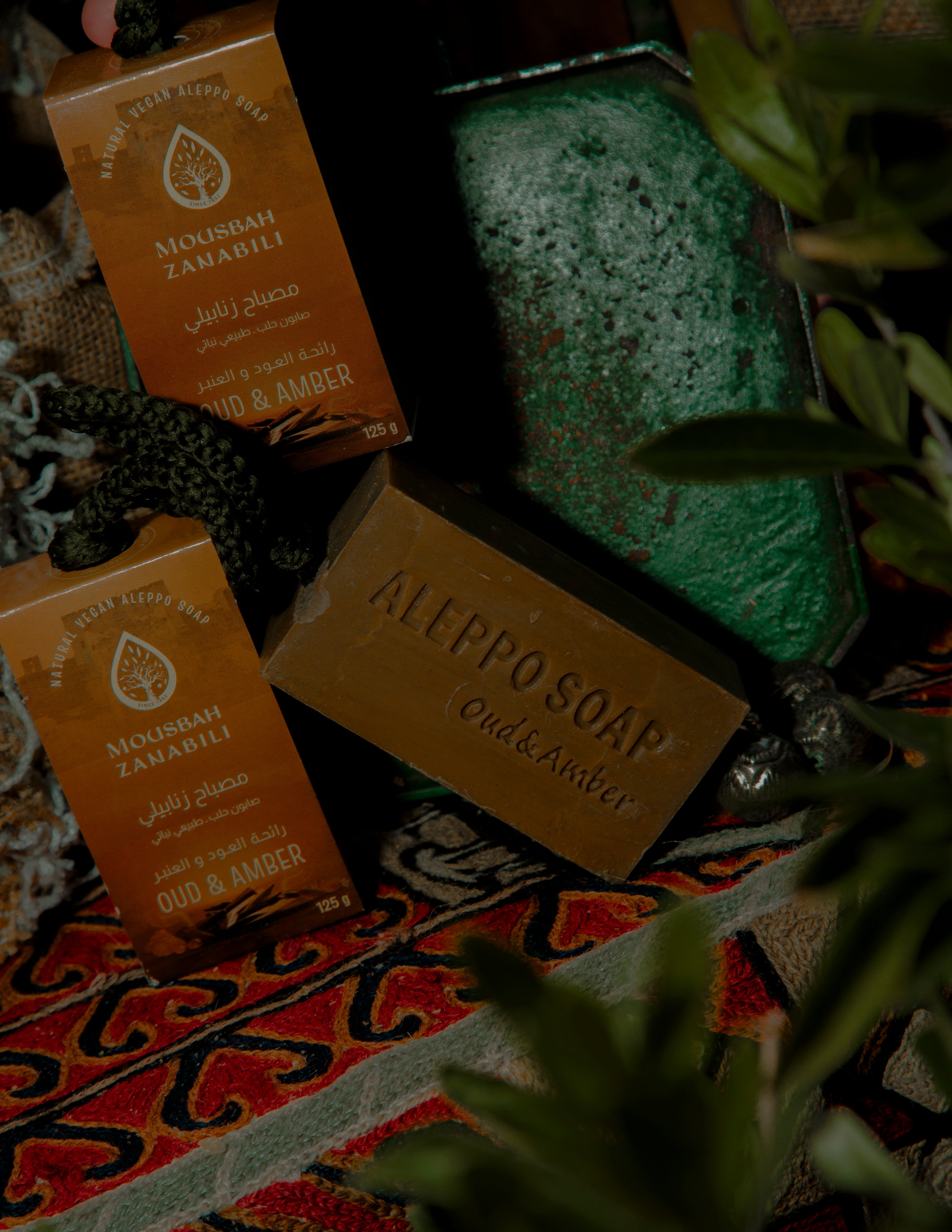 Savon d'Alep aux notes chaudes de bois de santal (oud) et d'Ambre