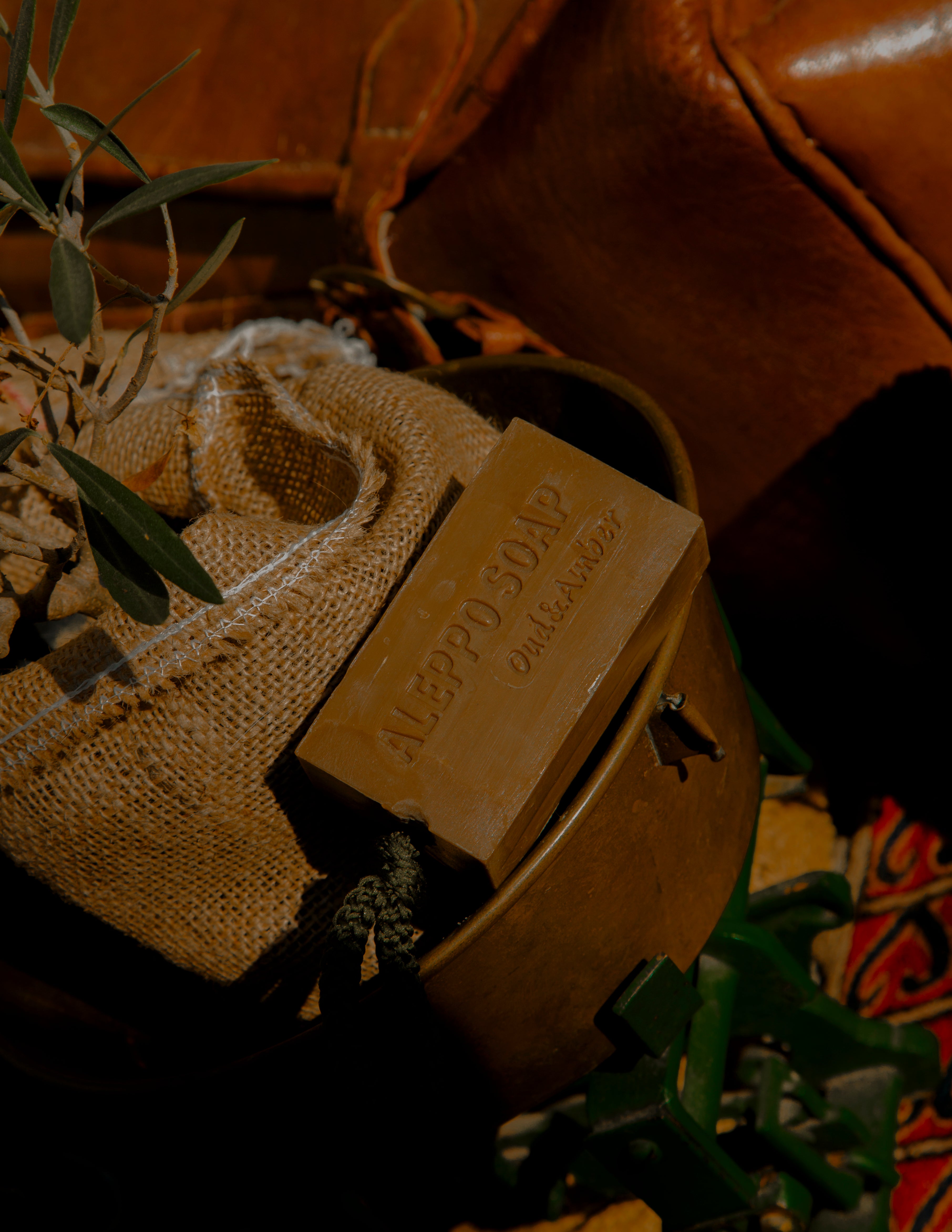 Savon d'Alep aux notes chaudes de bois de santal (oud) et d'Ambre