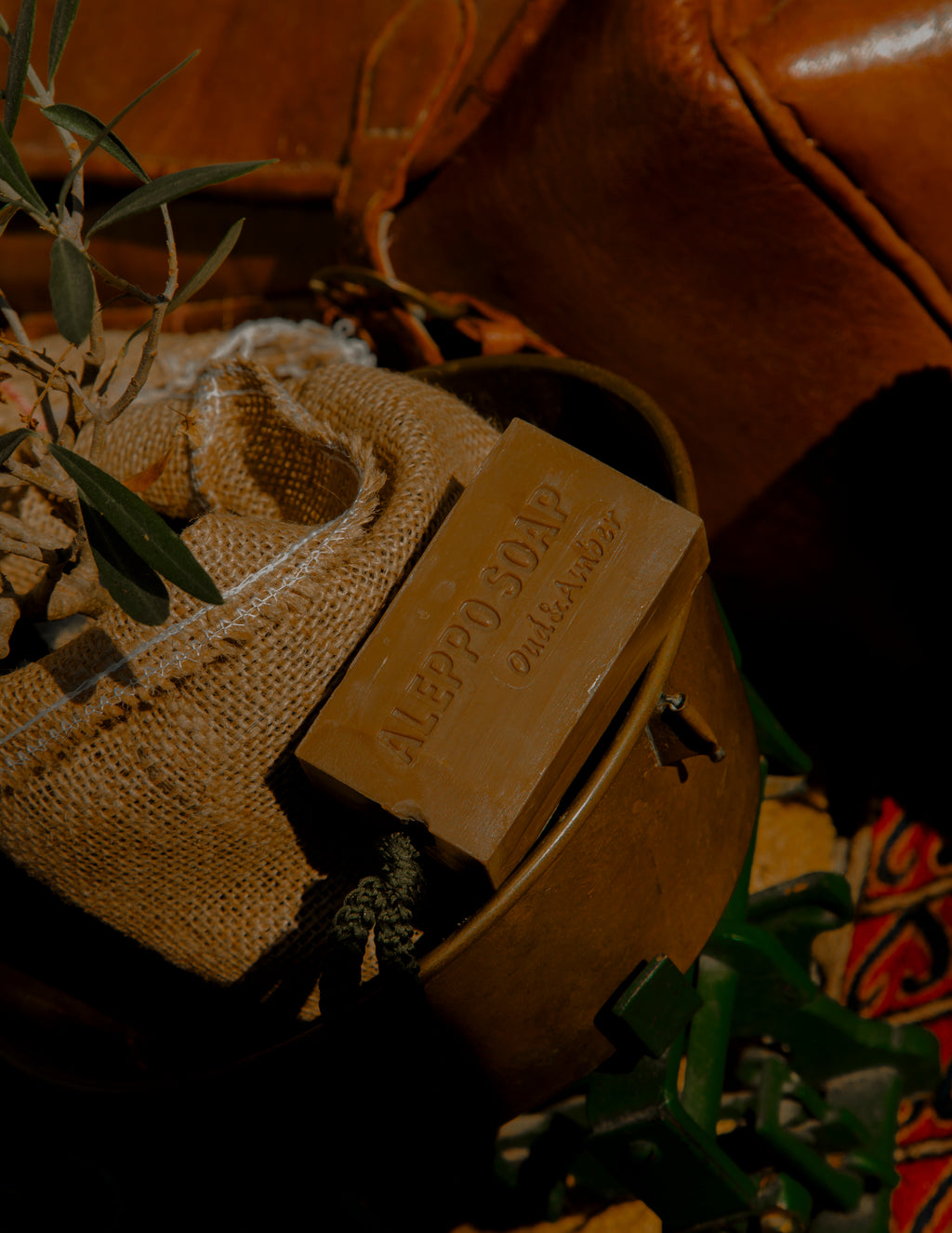 Savon d'Alep aux notes chaudes de bois de santal (oud) et d'Ambre